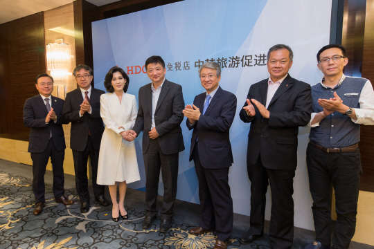 지난 6월 30일 중국 현지에서 중국 여행사 CTS 최고위 관계자들과 만나 중국인 관광객의 한국 방문을 요청한 이부진 호텔신라 사장(왼쪽 세번째). 호텔신라 제공